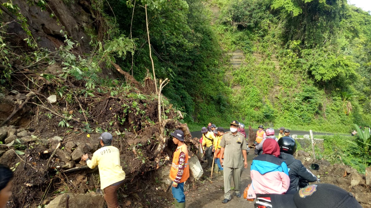 Tebing Setinggi 15 Meter Longsor di Tanggeung, Jalur Menuju Cianjur Dibuka Tutup