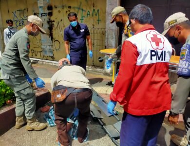 PMI Cianjur Selamatkan Lansia Terlantar di Emperan Toko, Kondisi Memprihatinkan!