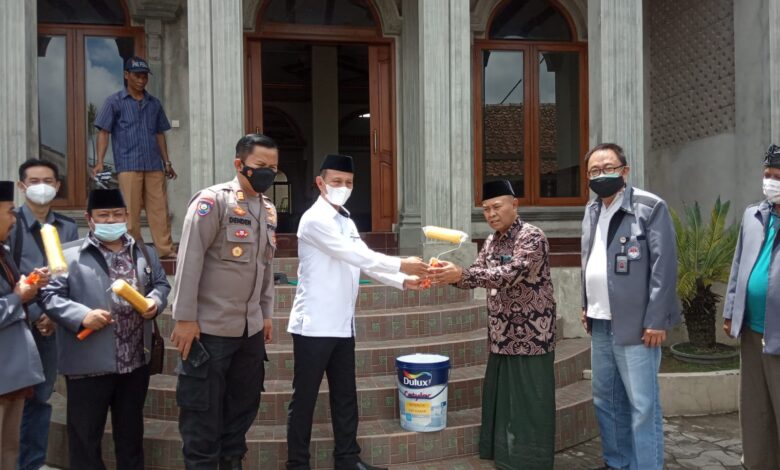 Hari Toleransi Internasional, FKUB Cianjur Berikan Bantuan Cat untuk Gereja dan Masjid