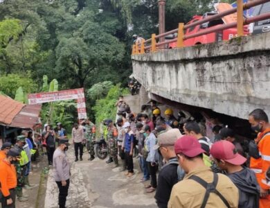 Seorang Pria Hilang Misterius di Cadas Pangeran, SAR Kerahkan 200 Personel dan Anjing Pelacak