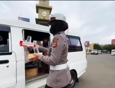 Jumat Berkah, Satlantas Polres Cianjur Bagikan Ratusan Paket Makanan