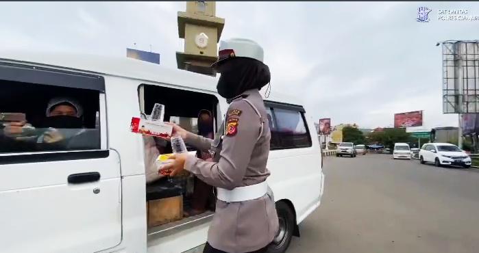 Jumat Berkah, Satlantas Polres Cianjur Bagikan Ratusan Paket Makanan