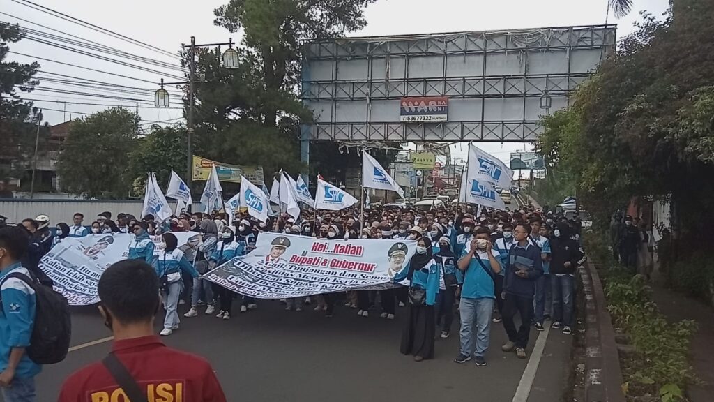 Massa Buruh Mulai Berdatangan Menuju Istana Presiden Cipanas