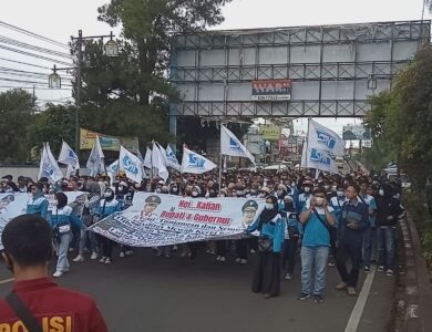 Massa Buruh Mulai Berdatangan Menuju Istana Presiden Cipanas