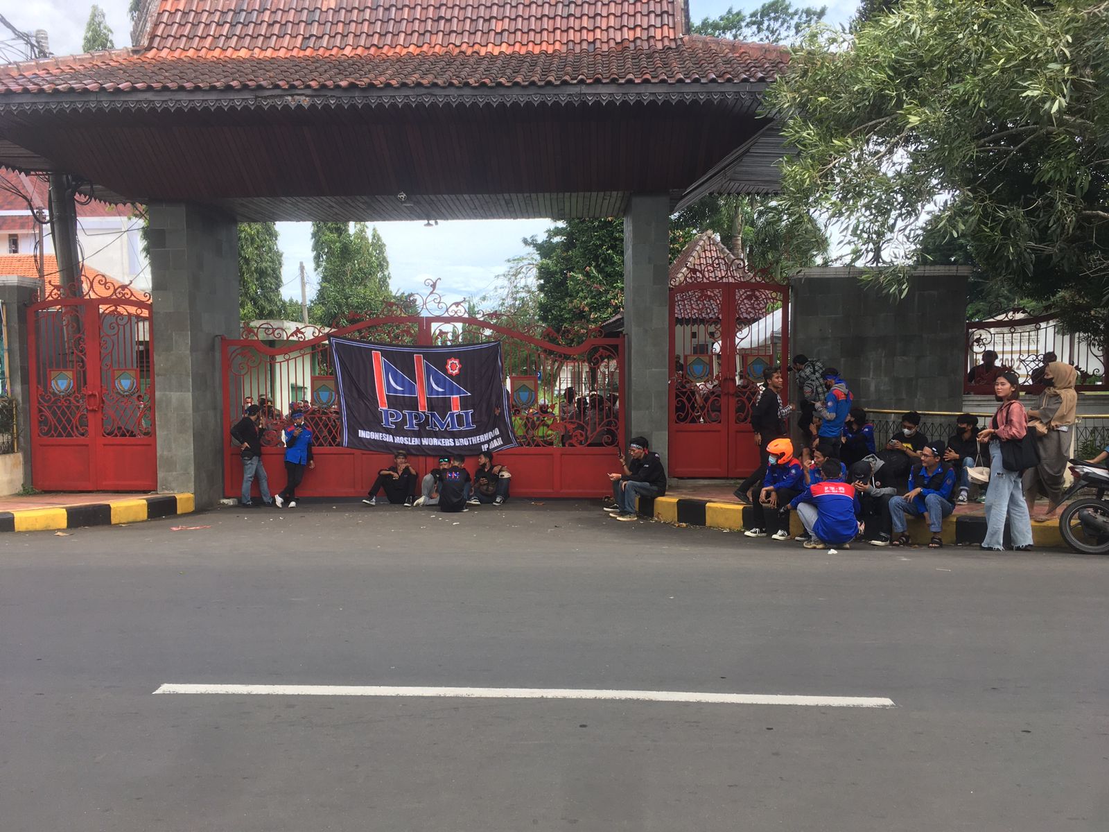 Buruh SPSI Cianjur Mulai Memadati Pendopo Cianjur