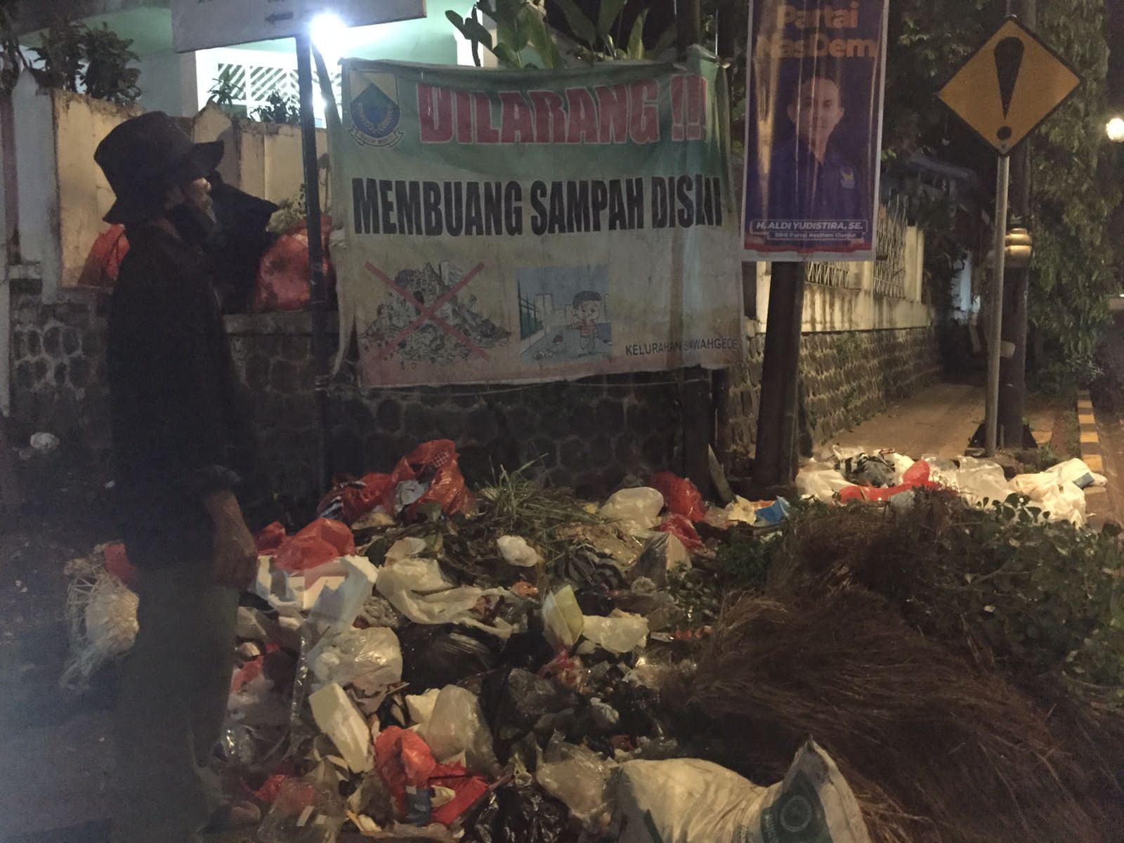 Duh! Sejumlah Trotoar di Cianjur jadi Tempat Pembuangan Sampah