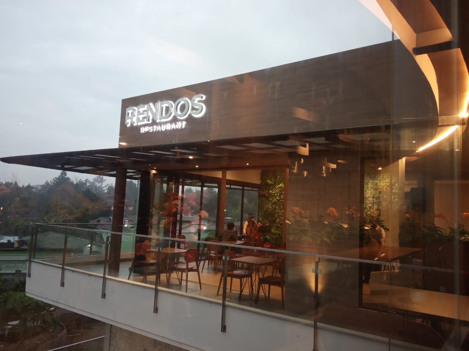 Rendos Restaurant Hoci Cipanas, Sediakan Pilihan Menu Nusantara hingga Western
