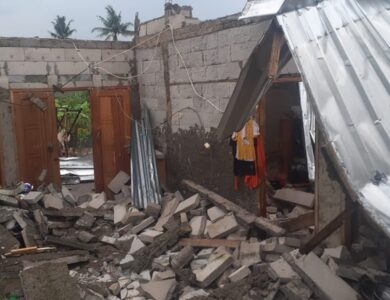 Angin Kencang, Belasan Rumah di Cianjur Amburadul Tertimpa Pohon Tumbang