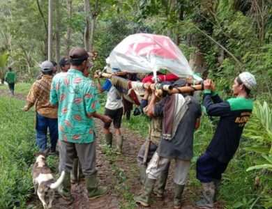 Viral! Cerita Warga Cidaun Tandu Orang Sakit dan Hamil Lewati Jalan Rusak