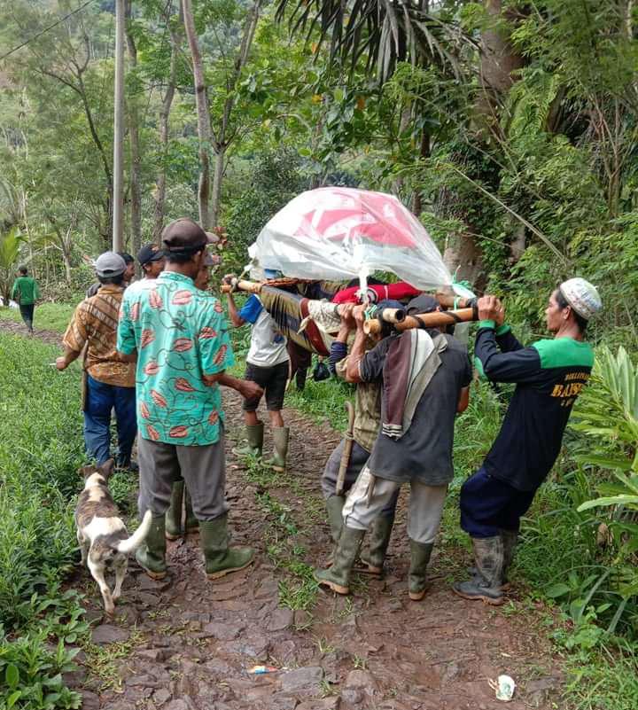 Viral! Cerita Warga Cidaun Tandu Orang Sakit dan Hamil Lewati Jalan Rusak