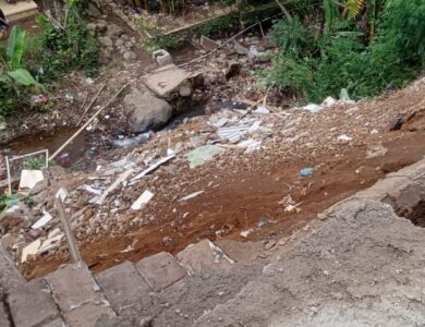 Hujan Deras, Warung Bakso dan Mobil Amblas ke Jurang Sedalam 10 Meter di Cianjur