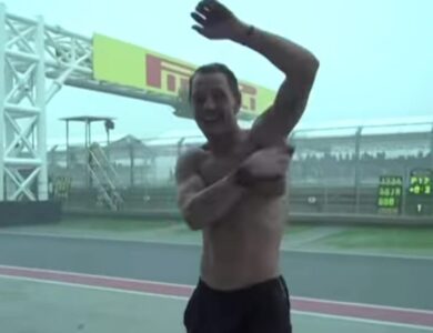 Balapan WSBK Ditunda, Pembalap Ini Malah Asyik Mandi Hujan