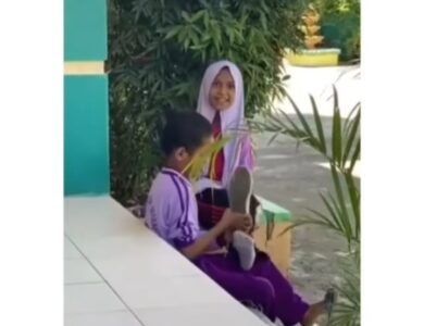Viral! Kakak Beradik Ini Gantian Pakai Sepatu agar Bisa Sekolah