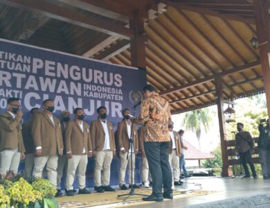 Pengurus Persatuan Wartawan Indonesia (PWI) Kabupaten Cianjur masa bakti 2021-2024 resmi dilantik di Pendopo Tumaritis, Sawah Gede, Kecamatan Cianjur, Kamis (27/1/2022).