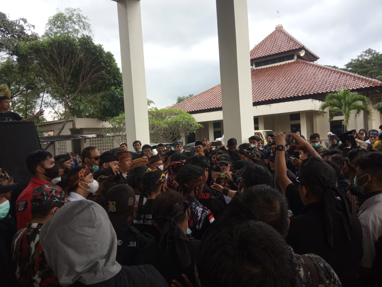 Ratusan Masyarakat Cianjur Tuntut Arteria Dahlan Dipecat dari PDIP