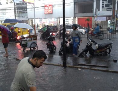Jalan Raya Cipanas Banjir akibat Air Drainase Meluap