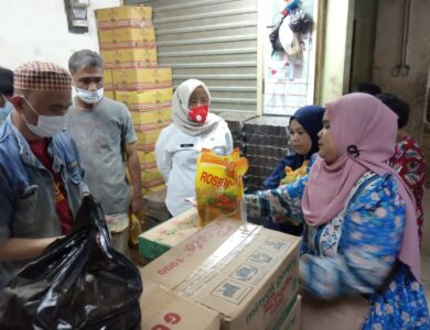 Warga Serbu Minyak Goreng Murah di Pasar Cipanas