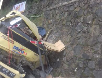 Diduga Overload, Truk Muatan Keramik Hantam Tebing di Ciloto Cipanas