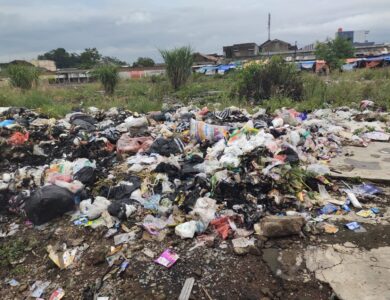Sampah Menggunung di Lahan Bekas Pasar Ciranjang