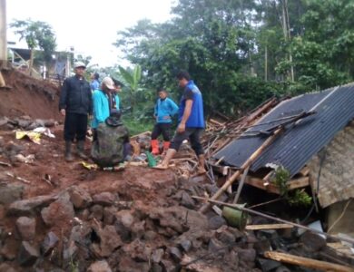Satu Keluarga Tertimbun Longsor di Sukaresmi, Dua Orang Tewas