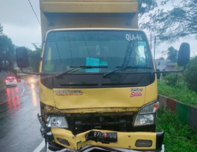 Grandmax dan Truk Tabrakan di Puncak Cipanas, Tiga Orang Luka-luka