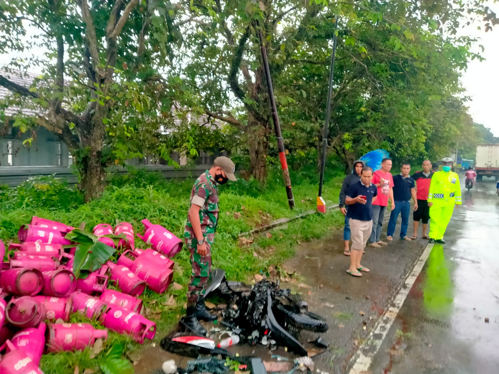 Tabrakan di Haurwangi, Truk Bermuatan Gas LPG Tabrak Pemotor