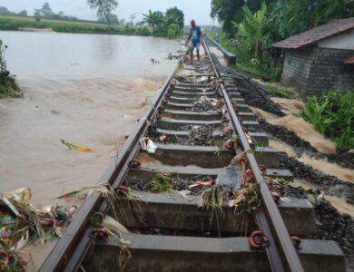 Dua Perjalanan KA Siliwangi Batal, Akibat Gogosan Rel Kereta
