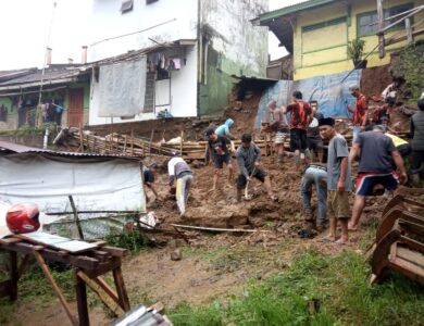 Longsor Jebol Tembok dan Timbun 2 Rumah Warga di Cipanas