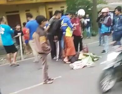 Ngeri! Pemotor Wanita Tewas Terlindas Truk di Gekbrong