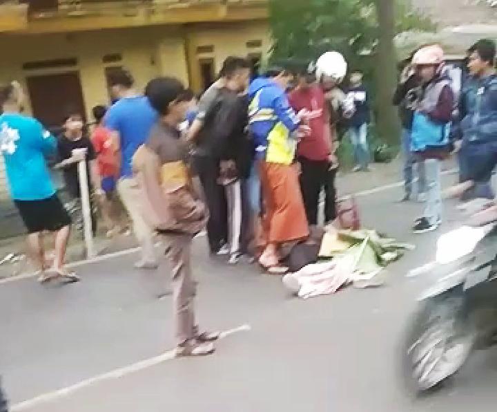 Ngeri! Pemotor Wanita Tewas Terlindas Truk di Gekbrong