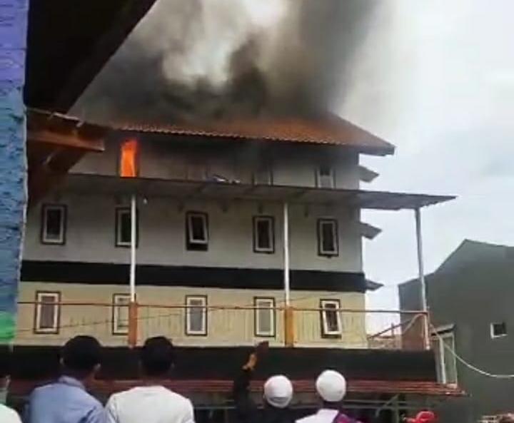Gedung pesantren terbakar di Cipanas