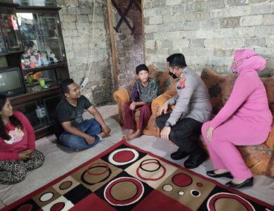 Kapolres Cianjur Santuni Anak Berkelamin Ganda dan Yatim Piatu di Haurwangi