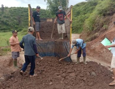 Perbaiki Jalan Rusak, Ratusan Sopir di Takokak Kompak Iuran
