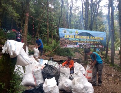 Relawan TNGGP Angkut 908 Kilogram Sampah di Dua Jalur Pendakian