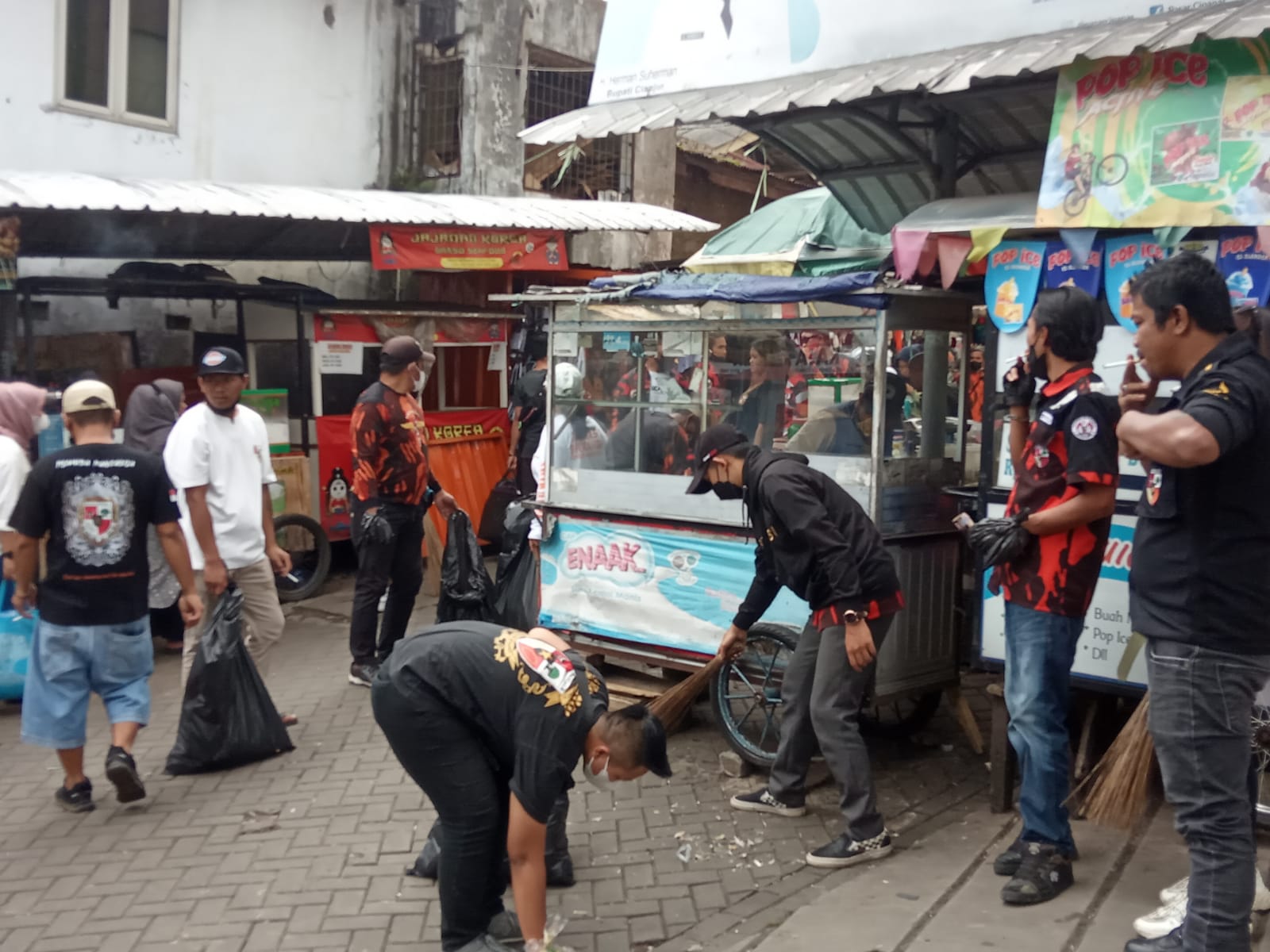 Pemuda Pancasila PAC CIpanas bersama UPTD Pasar Bebersih