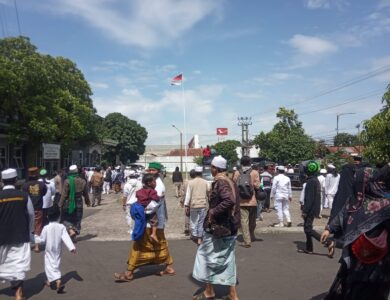 Massa Umat Islam Cianjur Geruduk Kantor Kemenag Sambil Berselawat