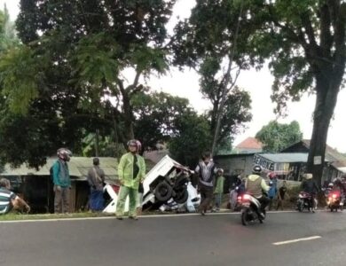 Mobil Masuk Parit di Cugenang, Mobil Oleng HIngga Tabrak Tiang Listrik