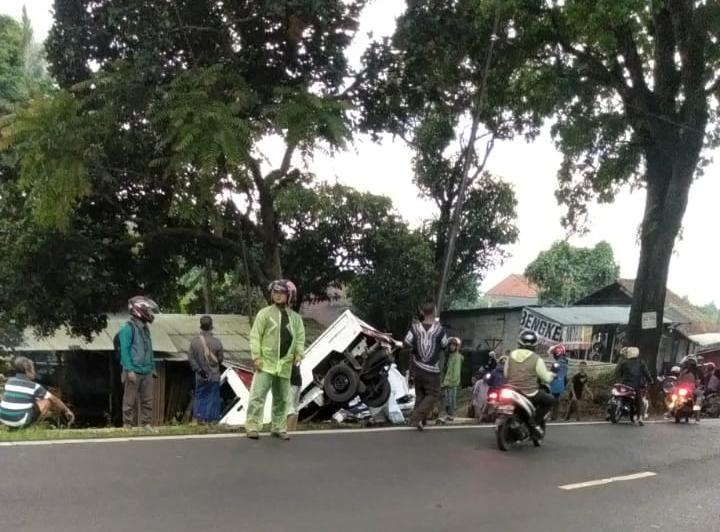 Mobil Masuk Parit di Cugenang, Mobil Oleng HIngga Tabrak Tiang Listrik