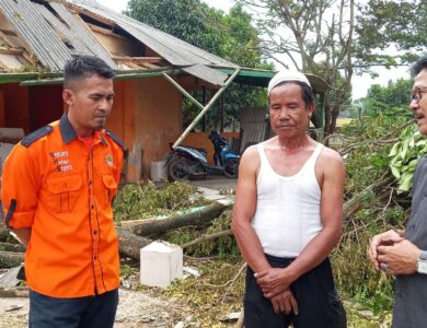 DPRD Cianjur Kunjungi Rumah Warga Ciranjang yang Ambruk Tertimpa Pohon