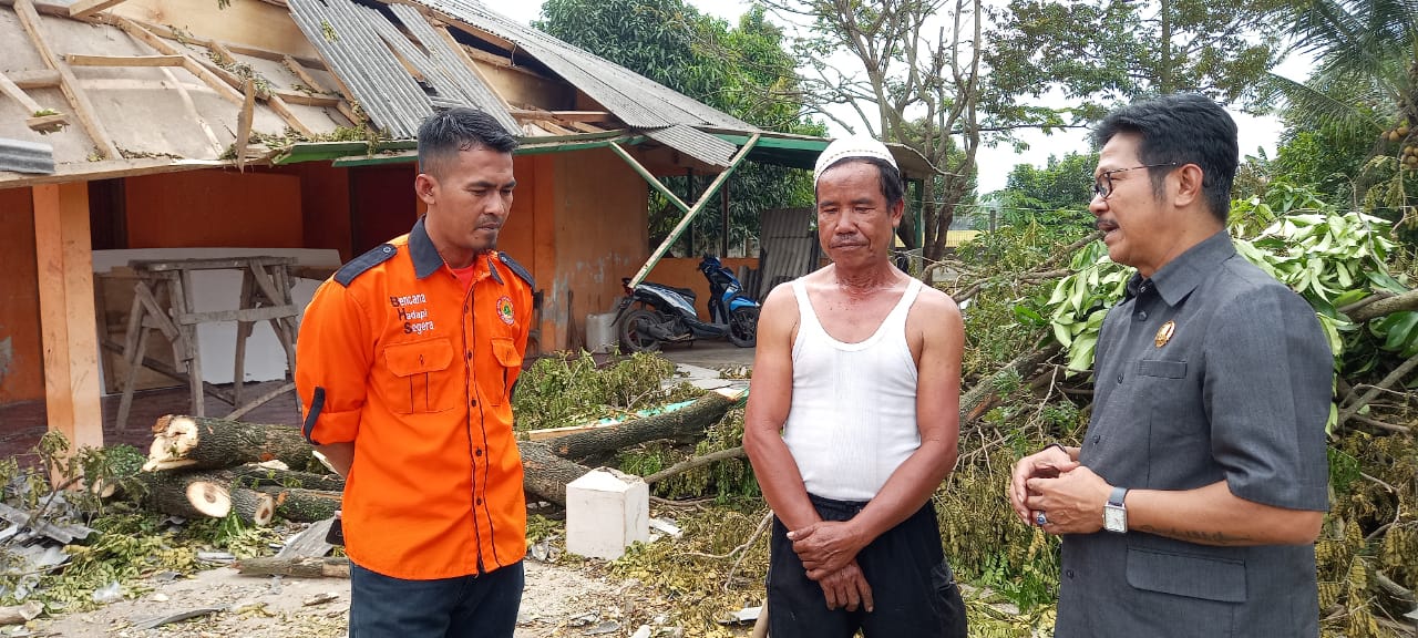 DPRD Cianjur Kunjungi Rumah Warga Ciranjang yang Ambruk Tertimpa Pohon