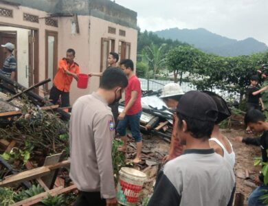 Akibat Kosleting Listrik, Dua Rumah Warga di Pacet Terbakar