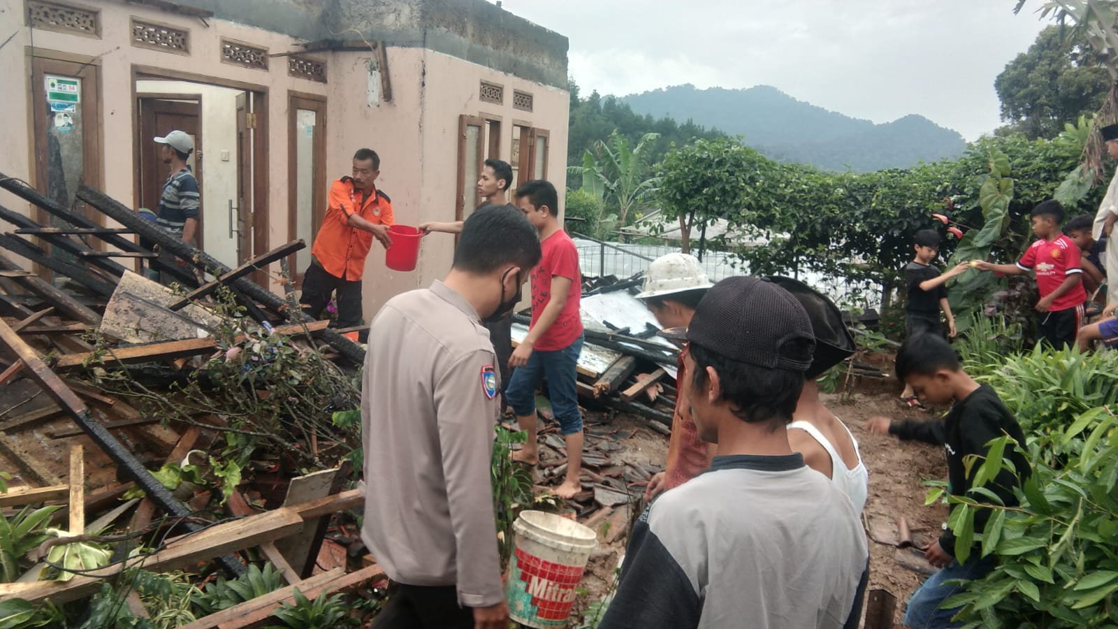 Akibat Kosleting Listrik, Dua Rumah Warga di Pacet Terbakar