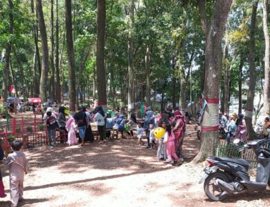 Sambut Ramadan, Warga Cianjur Papajar Padati Tempat Wisata di Bibir Cirata
