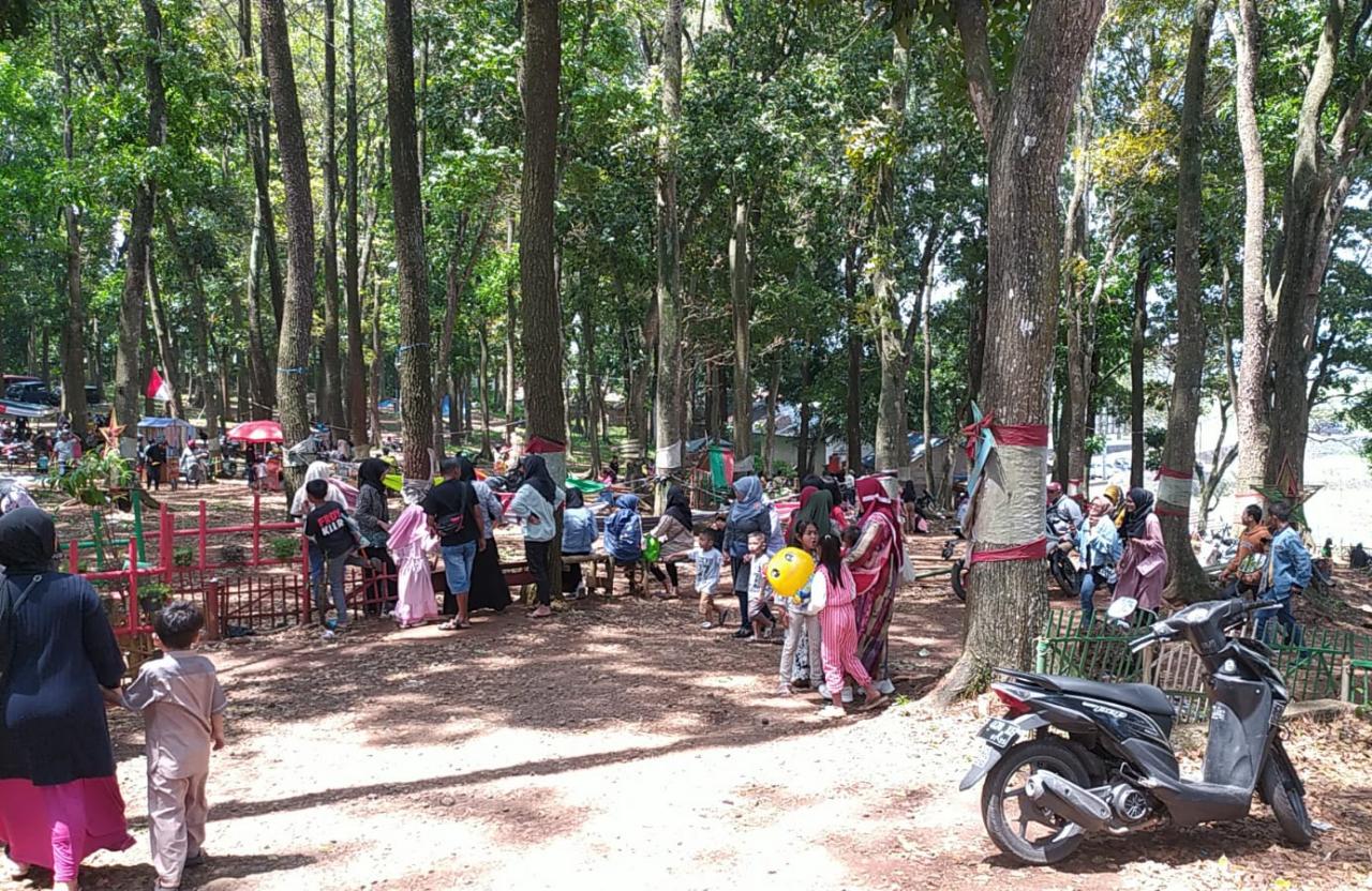 Sambut Ramadan, Warga Cianjur Papajar Padati Tempat Wisata di Bibir Cirata