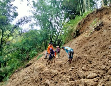 Tebing 50 Meter di Pasirkuda Longsor, Jalur Air Warga Tertutup