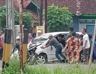 KA Siliwangi Tabrak Mobil di Selajambe Cianjur, Pengemudi Selamat