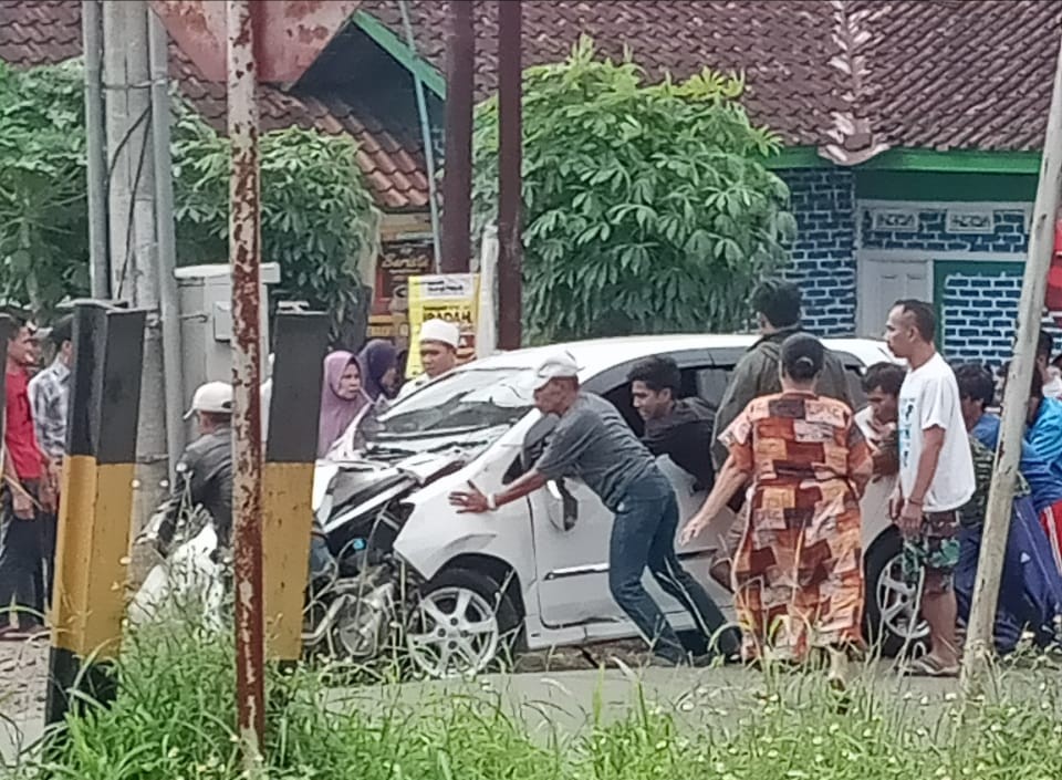 KA Siliwangi Tabrak Mobil di Selajambe Cianjur, Pengemudi Selamat