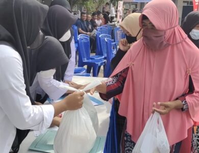 Antrean Minyak Goreng Murah di Bazar SMKN 1 Bojongpicung Membludak