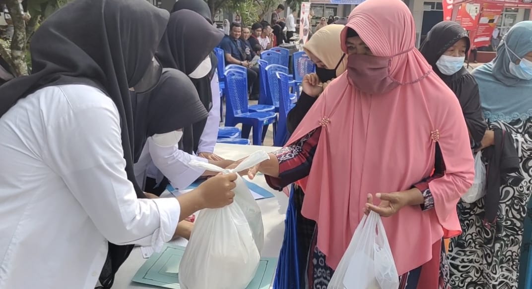 Antrean Minyak Goreng Murah di Bazar SMKN 1 Bojongpicung Membludak