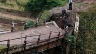 Jembatan Ambruk Diterjang Banjir di Cianjur, Aktivitas Warga Terganggu